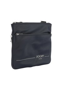 Pochette in nylon blu navy con hardware argentato, due scomparti con zip e logo stampato "JOOP! JEANS" lungo il fondo. Texture liscia.