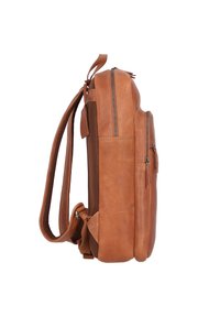 Mochila de cuero marrón con dos compartimentos con cremallera, superficie texturizada, correas ajustables y un pequeño bolsillo lateral para almacenamiento adicional.