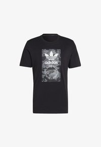 adidas Originals GRAPHICS CAMO TONGUE LABEL - Print T-shirt - black ...
