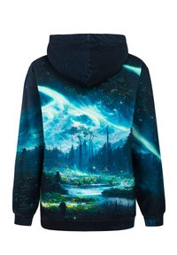 Hoodija ar galaktikas tēmu apdruku, kurā ir zili un zaļi toņi, attēlojot kokus un zvaigžņotu debesu fonu tumšā aizmugurē.