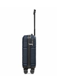 Valigia rigida blu navy con righe orizzontali, cerniera nera e lucchetto a combinazione. È dotata di quattro ruote girevoli e di una maniglia telescopica.