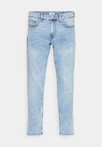 Jeans de mezclilla azul claro con un diseño clásico de cinco bolsillos, piernas rectas y una ligera textura desgastada. Presenta un cierre de botón y trabillas para el cinturón.