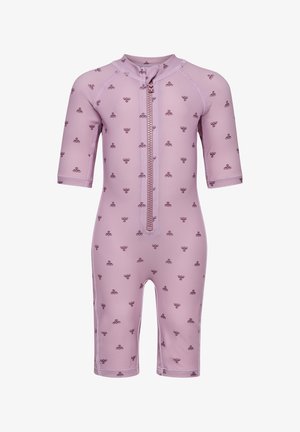 Combinaison de plongée lilas à manches courtes avec fermeture éclair à l'avant et petit motif sombre en forme de papillon réparti uniformément sur le tissu.