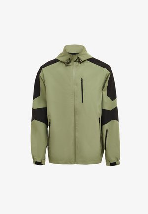 Jachetă verde măsliniu cu accente negre, buzunare cu fermoar, guler înalt și glugă ajustabilă. Textură netedă și design athletic.