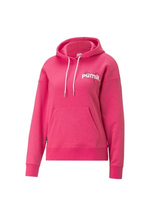 Jaskraworóżowa bluza z kapturem Puma z przednią kieszenią kangurzą, białymi troczkami i małym logo Puma na lewej piersi na białym tle.