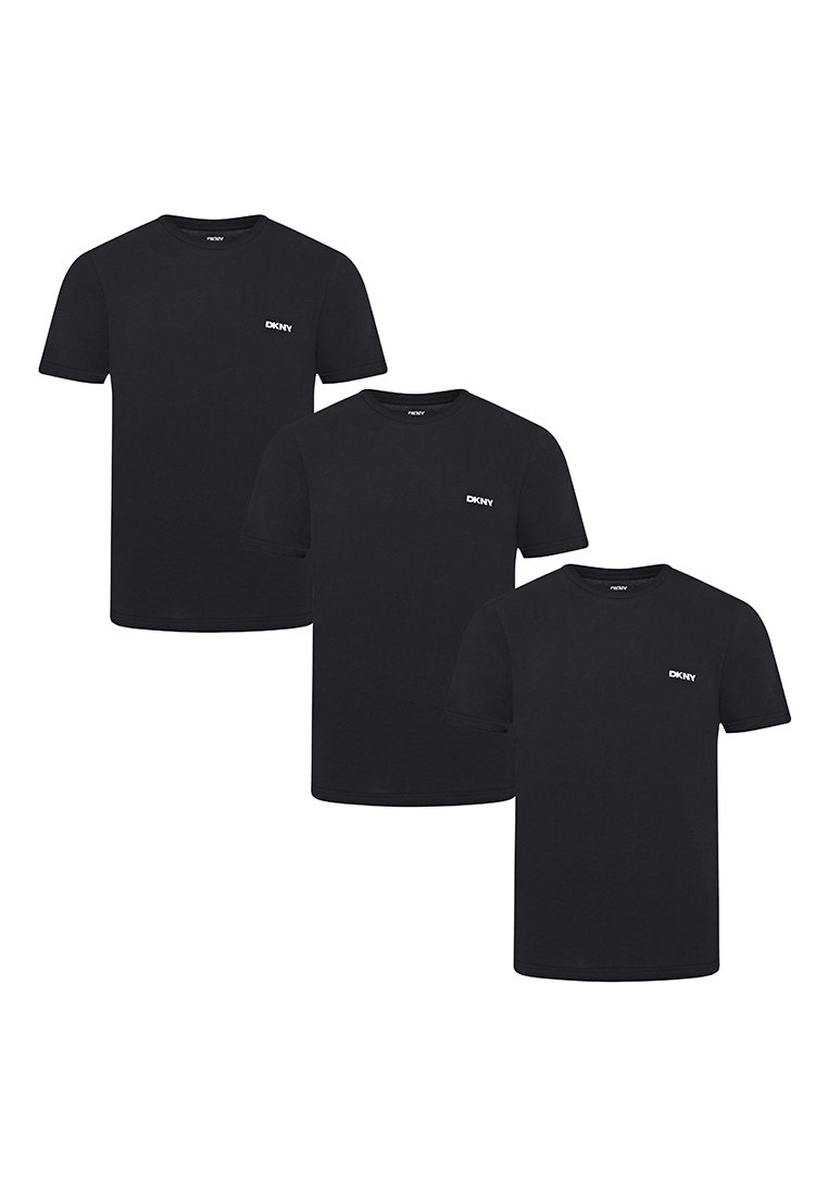 Camisetas de algodón negras en un paquete de tres. Cada una presenta un cuello redondo y un pequeño logo blanco en el lado izquierdo del pecho. Textura suave.