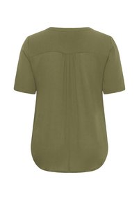 Blouse courte à manches courtes vert olive avec une texture lisse, encolure arrondie, détails plissés au dos et ourlet légèrement incurvé.