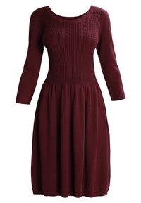 Burgundy pletené šaty po kolena s dlouhými rukávy, přiléhavým pleteným korpusem a rozšířenou sukní.