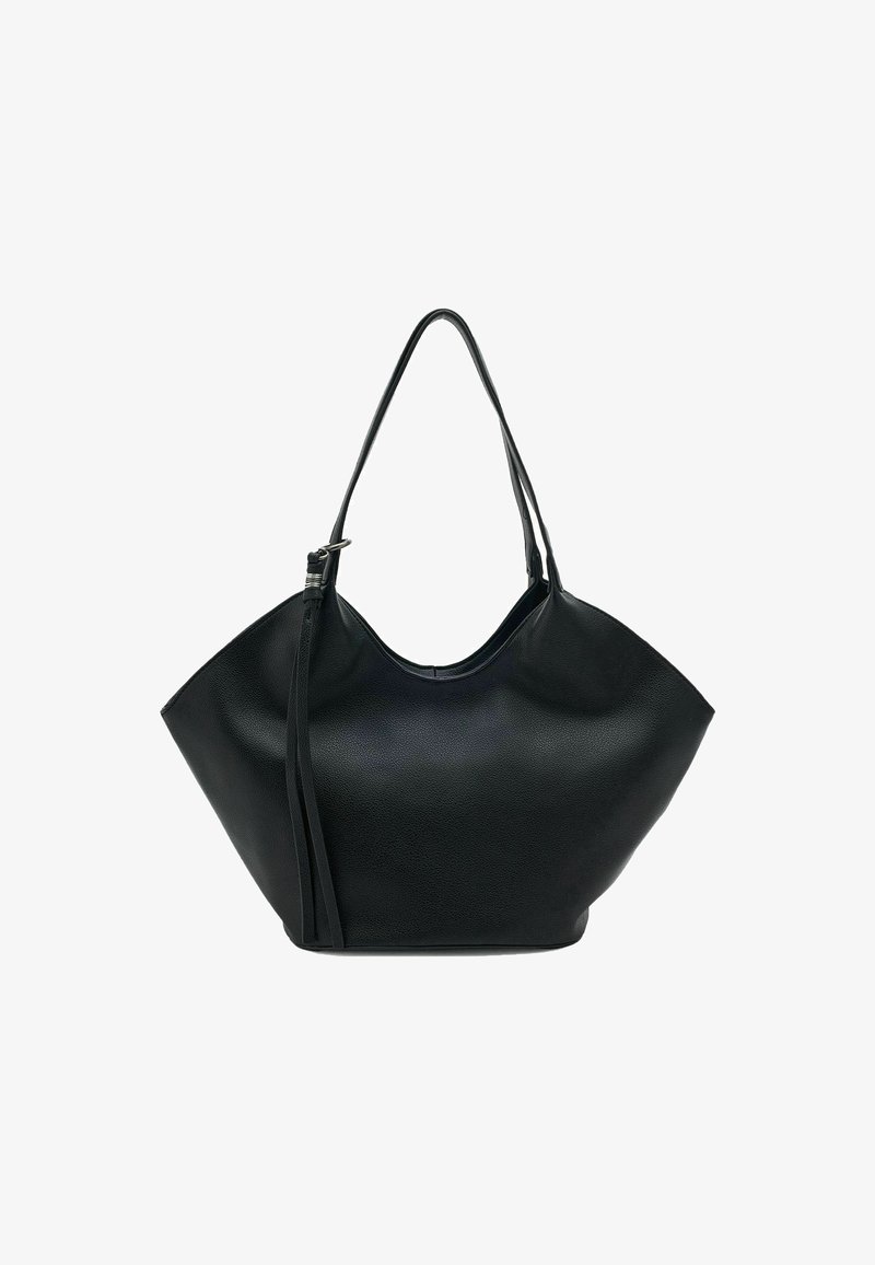 Zwarte leren tote bag met een gebogen bovenkant, langwerpige vorm en een enkele schouderband. Heeft een gestructureerde afwerking en een minimalistisch ontwerp.