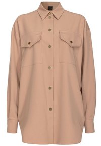 Chemise beige à manches longues avec deux poches poitrine, boutons dorés et col pointu.