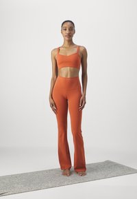 Nike Performance ZENVY FLARE - Tajice - burnt sunrise