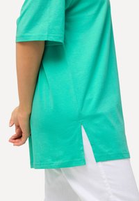 Ulla Popken PLUS SIZE SHORT SLEEVE TEE  - Basic T-shirt - turquoise green