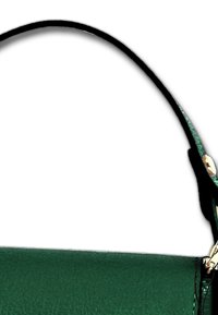 Groene leren handtas met een gestructureerde afwerking, voorzien van een zwarte handgreep en gouden hardware accenten.
