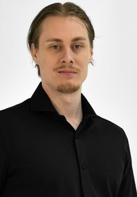 Zwarte overhemd met knopen en een gestructureerde kraag; gladde, matte stof; aansluitend ontwerp zonder zichtbare patronen of versieringen.