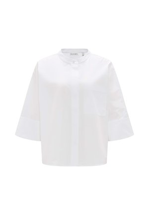 Chemise blanche à manches courtes, boutonnée, avec un col haut, une poche poitrine unique et une texture lisse. Design simple et dépouillé.