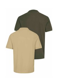Dvé jednoduché polo trička s krátkým rukávem zobrazené zezadu, jedno béžové před tmavě zeleným na bílém pozadí.