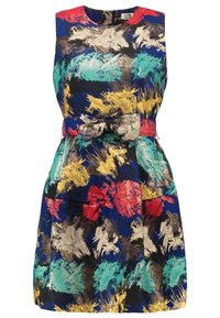 Robe sans manches jusqu'aux genoux avec un motif abstrait multicolore de coups de pinceau et une ceinture en tissu assorti nouée en nœud à la taille.