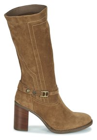 Bottes hauteur genou en daim marron avec un bout arrondi, agrémentées de coutures verticales et d'une bride décorative avec une boucle et un bouton dorés.