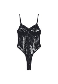 Body de encaje negro con texto en cursiva blanca impreso en las copas y el panel frontal, con tirantes delgados y parte trasera tipo tanga.