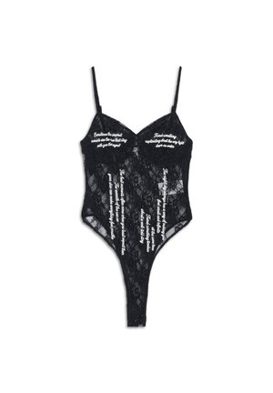 Body in pizzo nero con testo in corsivo bianco stampato sui coppe e sul pannello frontale, dotato di spalline sottili e retro a perizoma.