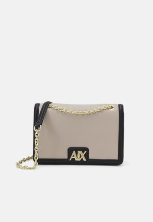 Beige og sort lædertaske med guld kæderem og guld A|X-logo på frontklappen, på hvid baggrund.