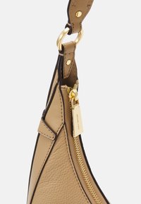 MICHAEL Michael Kors PRESTON wielbłądzi