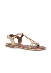 Goldene metalische flache Sandale mit strukturierten Riemen, einer Schnalle am Knöchel und einer braunen Fußfläche. Merkmale ein minimalistisches Design und eine offene Zehe.