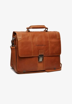 Braune Leder-Umhängetasche mit strukturiertem Design, verstellbarem Schulterriemen und metallischem Schnallendetail auf der Vorderklappe.