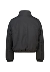 Giacca puffer nera corta con colletto alto, polsini elasticizzati e orlo arricciato. Tessuto liscio e opaco senza abbellimenti visibili.