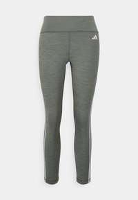Leggings de sport gris en tissu texturé, dotés d'une taille haute et de bandes latérales blanches, avec un logo Adidas en haut à gauche.