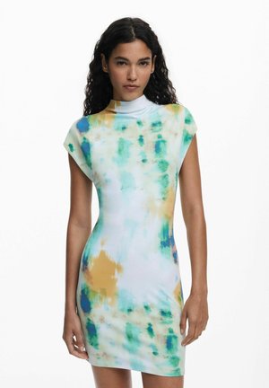 Korte jurk van rekbare stof met een hoge hals, kapmouwen en een kleurrijk abstract patroon in groene, blauwe en gele tinten.