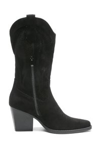 Botas de cowboy de ante negro con punta afilada, tacón cuadrado de altura media, cierre de cremallera lateral y diseño perforado en la parte superior.