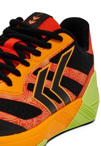 Sportieve schoen met een levendig oranje en rode kleurenschema, zwarte accenten, textuur bovenwerk, opvallend logo en groene rubberen zool.