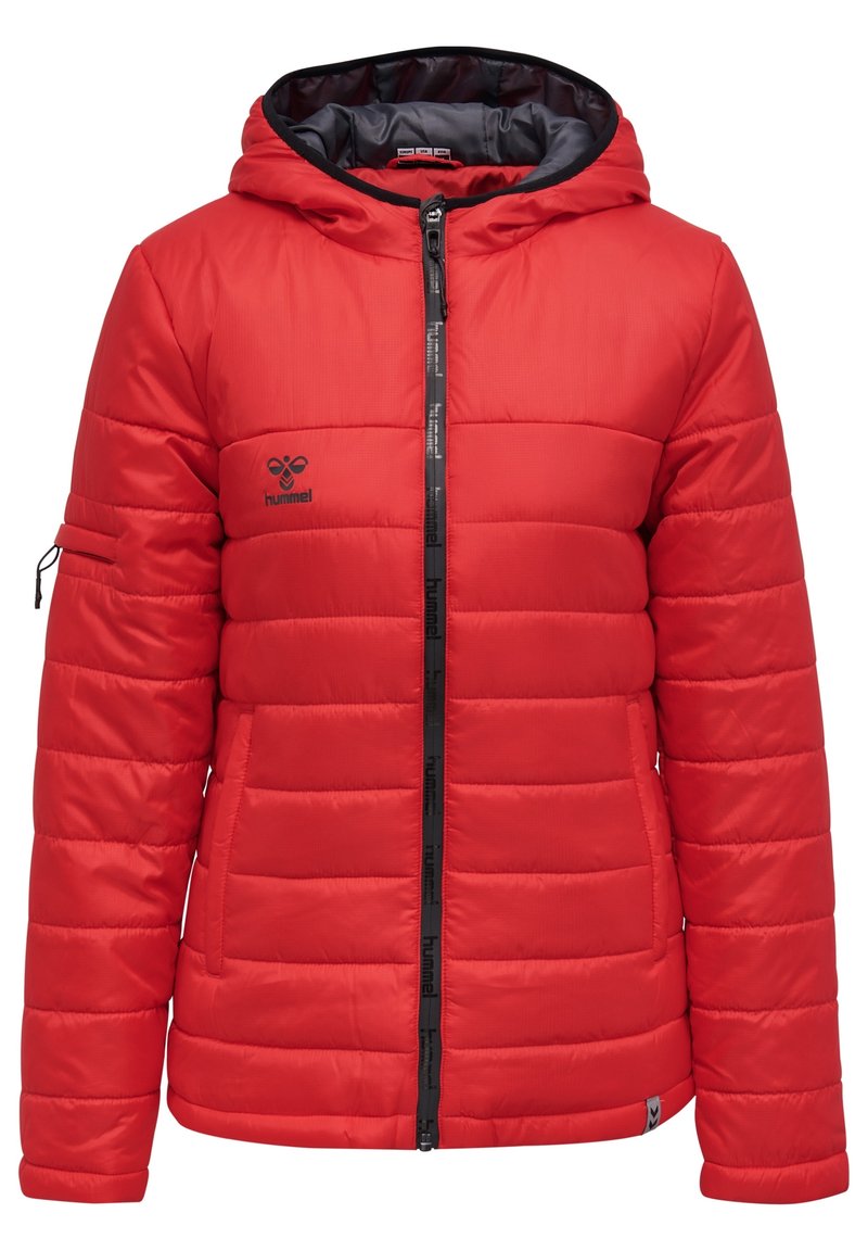 Veste rembourrée rouge avec capuche, fermeture éclair noire portant le texte "hummel", poches latérales, et petit logo sur la poitrine gauche.