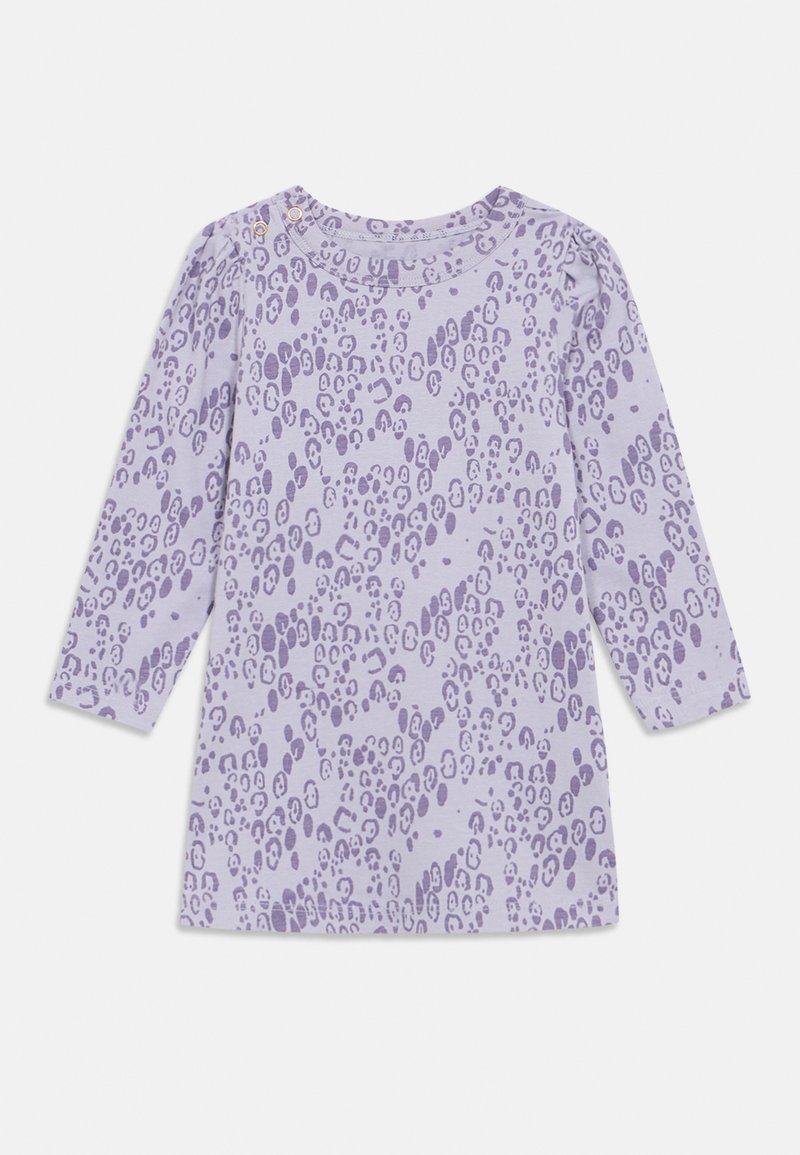 Vestido longo roxo de mangas compridas com padrão de estampa de leopardo, decote redondo com botões nos ombros e mangas ligeiramente enchidas. Textura de tecido suave.