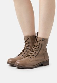 Tamaris Bottines à lacets - taupe