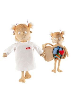 Deux poupées en peluche avec des couettes rouges, l'une portant une chemise blanche, l'autre montrant des organes internes amovibles, y compris des poumons et un cœur.