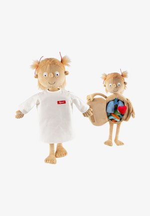 Deux poupées en peluche avec des couettes rouges, l'une portant une chemise blanche, l'autre montrant des organes internes amovibles, y compris des poumons et un cœur.