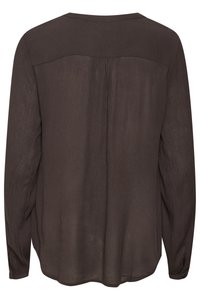 Blouse à manches longues marron foncé en tissu léger, avec une texture lisse, un ourlet arrondi et un subtil détail de pli au dos.