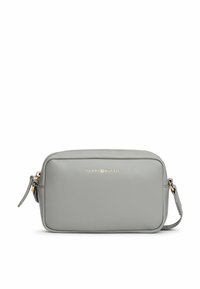 Borsa a tracolla in pelle grigia con forma rettangolare, hardware dorato e logo impresso sul davanti. Presenta una chiusura con zip e una tracolla regolabile.