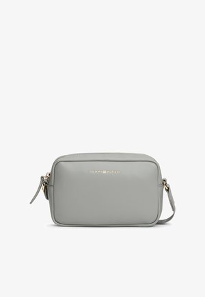 Szara skórzana torebka na ramię o prostokątnym kształcie, ze złotymi akcentami i wytłoczonym logo z przodu. Posiada zamek błyskawiczny i regulowany pasek.