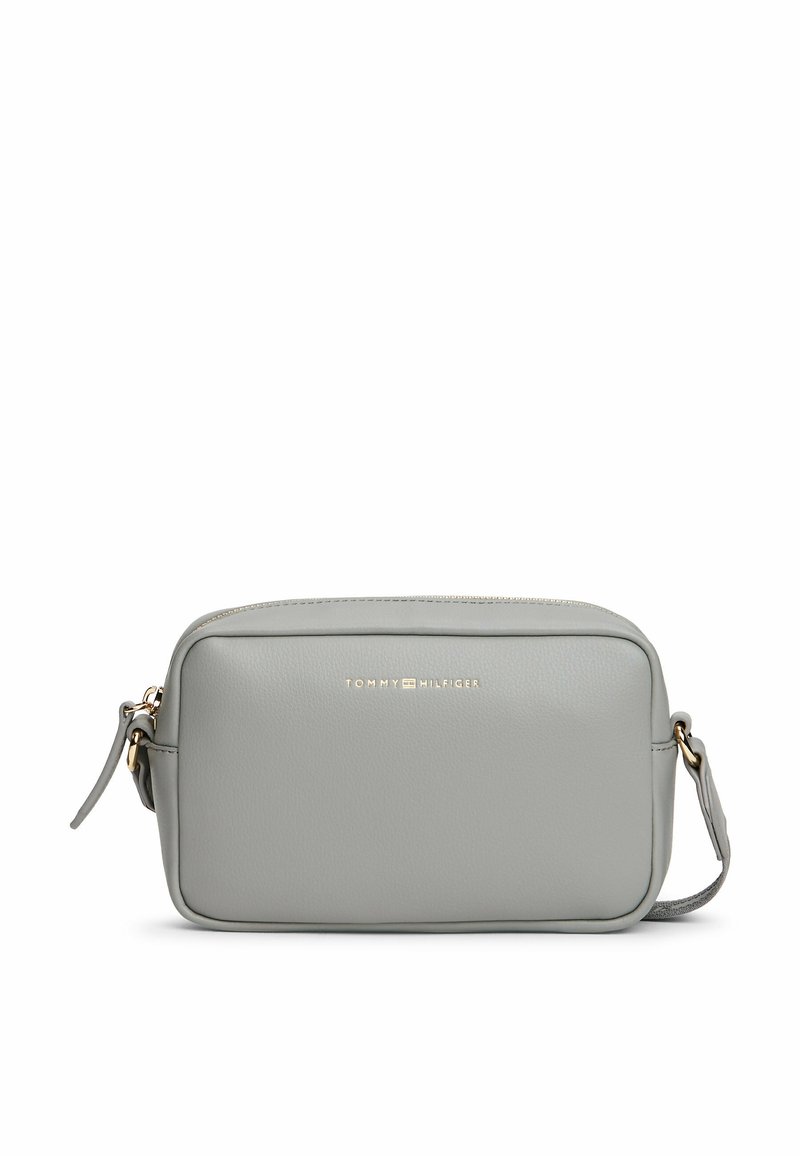 Borsa a tracolla in pelle grigia con forma rettangolare, hardware dorato e logo impresso sul davanti. Presenta una chiusura con zip e una tracolla regolabile.