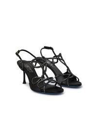 Sandali con tacco alto in satin nero, con un intricato design delle cinghie, adornati di strass e con fibbia alla caviglia regolabile. Accentatura blu sulla suola.