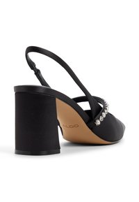 Scarpe con tacco alto nere a slingback con tacco chunky rivestito in satin, dotate di un accento di perline e strass lungo la cinghia.
