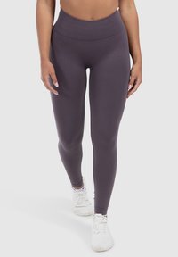 Leggings a vita alta color porpora scuro realizzati in materiale elasticizzato. Presentano una texture liscia e un design aderente, adatti per abbigliamento sportivo.