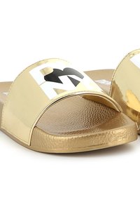 Gouden slide-sandalen met een glanzende afwerking, voorzien van een brede band met witte en zwarte grafische letters bovenop. Textured voetbed voor grip.