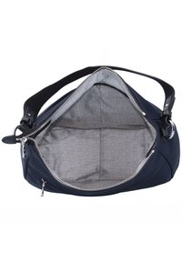 Mörk marinblå väska gjord av ett slätt material, med en silverdragkedja, svart rem och en ljusgrå insida med ett upprepat varumärkesmönster.