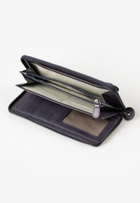 Portafoglio in pelle blu navy con chiusura a zip, dotato di diversi scomparti per carte, un comparto con zip e un pannello accentato con texture all'interno.