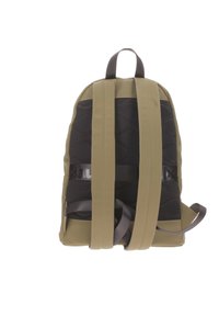 Mochila de color verde oliva con paneles de malla negra y correas anchas grises. Cuenta con un asa superior y correas de hombro ajustables y acolchadas.