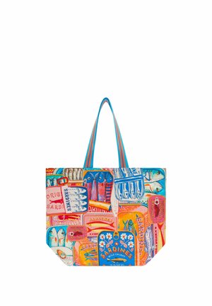 Stofftasche mit bunten Sardinendosen-Illustrationen und blau-orange gestreiften Griffen auf weißem Hintergrund.
